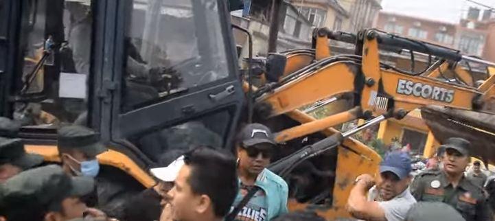 गौशाला चोकका घरटहरामा महानगरले चलायो डोजर