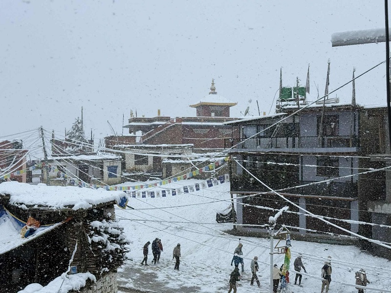 मुस्ताङमा हिमपात, मुक्तिनाथ क्षेत्रमा यात्रुहरूलाई सावधानी अपनाउन आग्रह