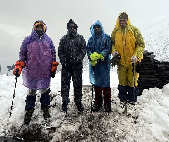 हिमपातमा फसेका ३ विदेशीसहित १५ पर्यटकको सेनाले गर्यो उद्धार