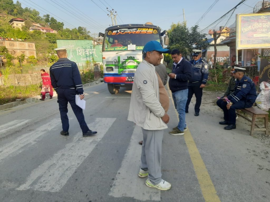 लमजुङमा बढी भाडा लिने १२ सवारी साधन कारबाहीमा