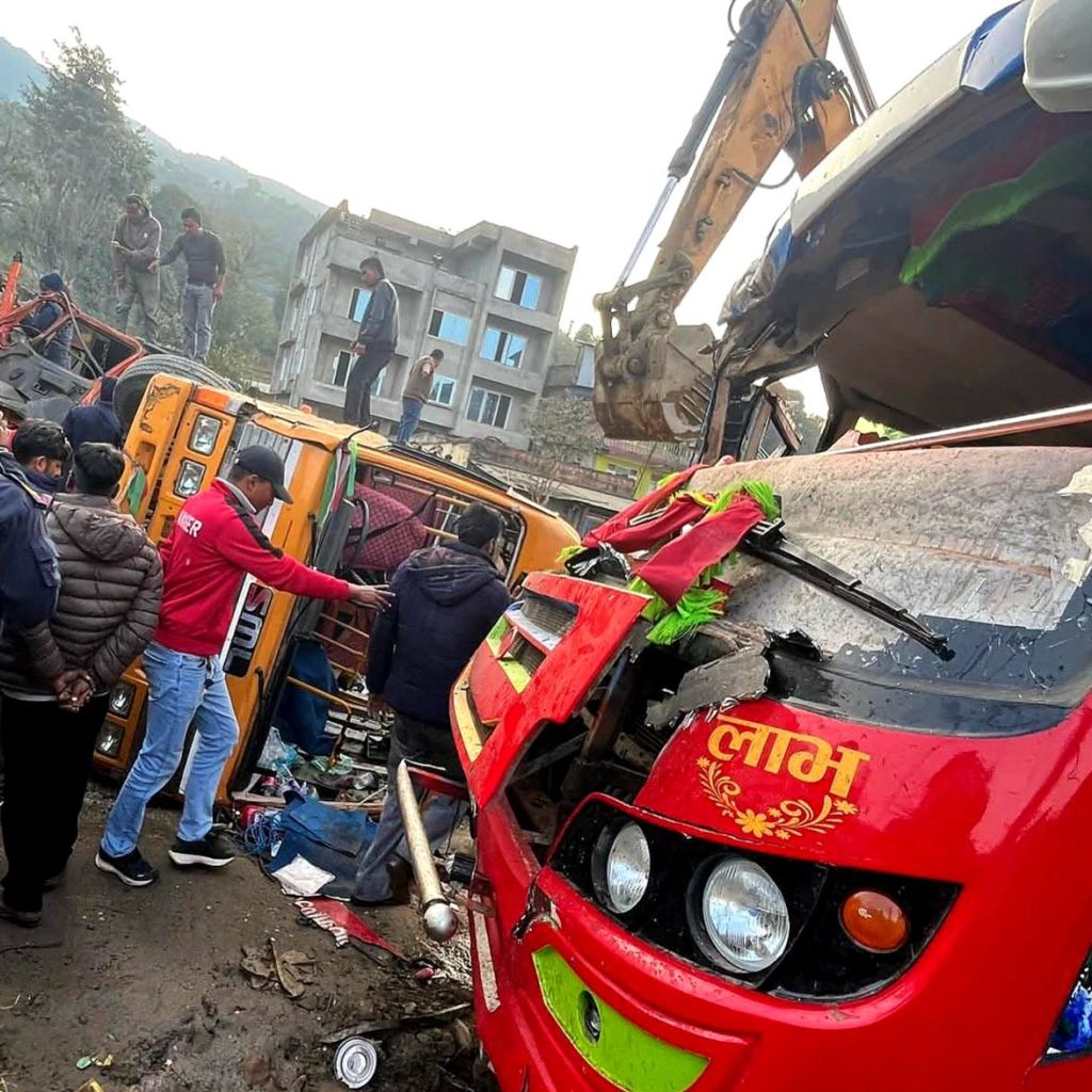 धादिङमा ७ सवारी एकै ठाउँमा ठोकिँदा घाइते भएका ७० जनामध्ये २ को मृत्यु