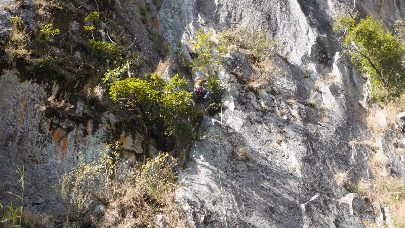 लमजुङको च्याम्चेस्थित तारे भीरमा रक क्लाइम्बिङ रुट खोजी सुरु