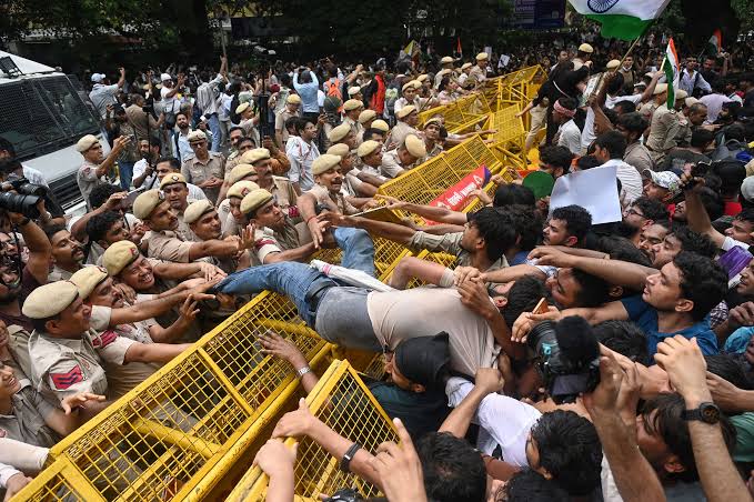 ‘कक्रोच’ आन्दोलनको माग: पक्राउ परेका प्रदर्शनकारीलाई तत्काल रिहा गरियोस्