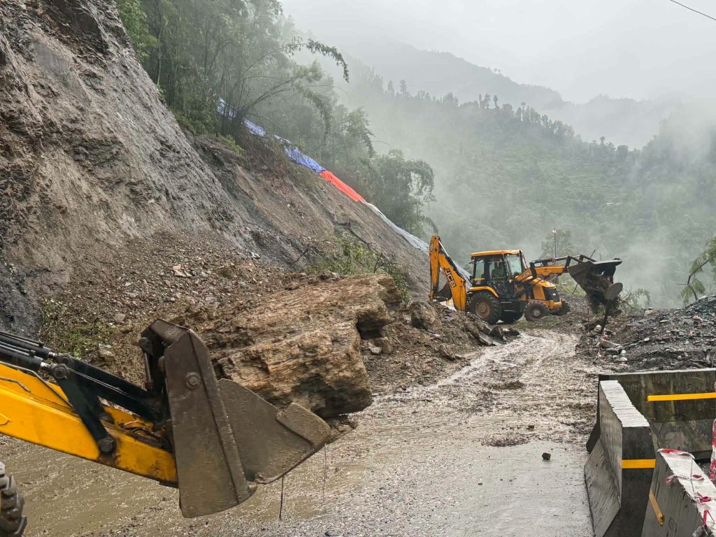 निरन्तर वर्षाले काठमाडौं जोड्ने प्रमुख राजमार्ग प्रभावित, पृथ्वी र बीपी राजमार्गमा आवागमन रोकियो