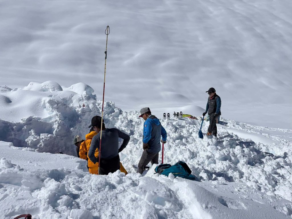 मनाङको हिमपहिरोमा थप दुई जनाको शव फेला, १२ जना अझै बेपत्ता