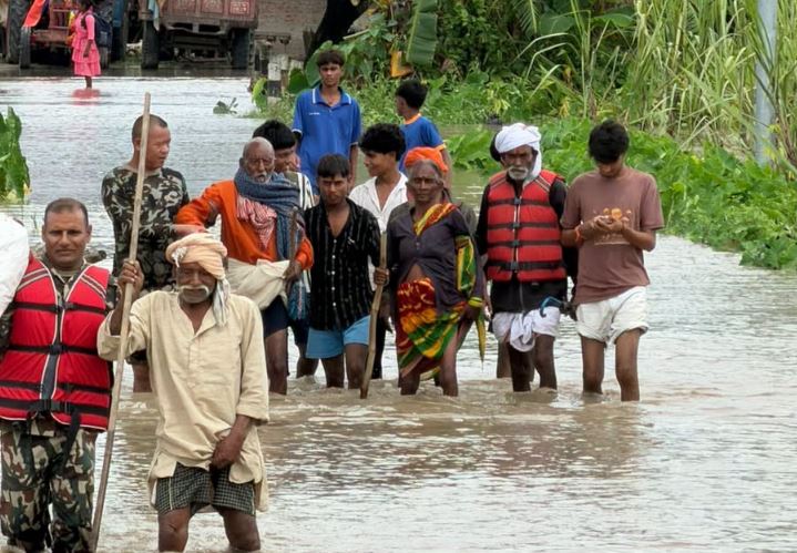 बाढी–पहिरो प्रभावित क्षेत्रमा सेनाको उद्धार जारी, नारायणी किनारका बासिन्दालाई सुरक्षित स्थानमा सारिँदै