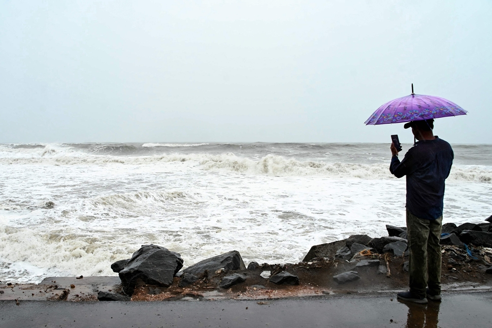 चक्रवात ‘अर्णव’ले भारतमा तीन जनाको मृत्यु, एक लाखभन्दा बढी मानिस सुरक्षित स्थानमा सारिए